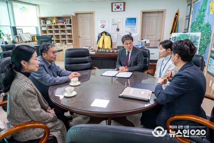 지난 23일, 청양군과 충청남도 홍성의료원이 ‘의료·요양 통합돌봄’ 업무협약을 체결하고 기념 촬영을 하고 있다.