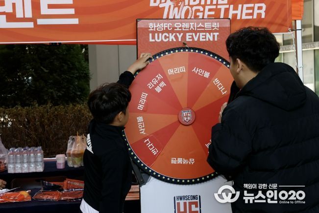 화성시민이 화성FC 게릴라 팝업 부스에서 경품 룰렛 이벤트에 참여하고 있다