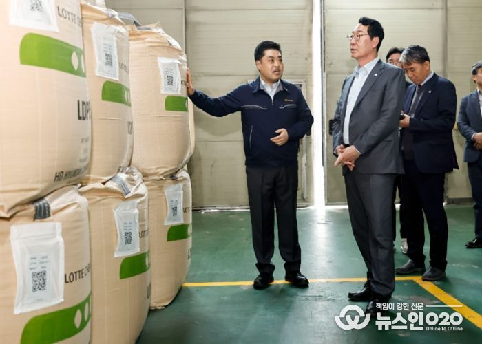 정명근 화성특례시장이 25일 관내 보온재 제조업체를 방문해 원재료 수급상황을 점검하고 있다.