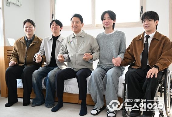 27일(금) 서해수호의 날을 맞아 위국헌신청년주택을 찾은 오세훈 서울시장이 부상제대군인들과 기념사진을 촬영하고 있다.