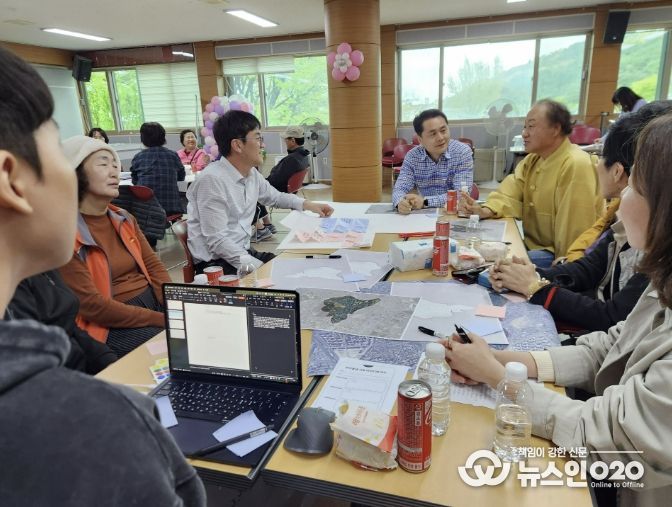 수원시 팔달구 행궁동 주민들이 중장기 발전 방향을 담은 우리동네 자치계획 수립을 위한 회의를 하고 있다.