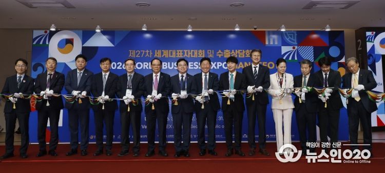 진교훈 서울 강서구청장(왼쪽 일곱 번째)이 31일(화) 코엑스 마곡에서 ‘한국 비즈니스 엑스포 강서’와 연계해 열린 ‘전시·수출 상담회’ 개막식에 참석해 내빈들과 테이프 커팅을 하고 있다.