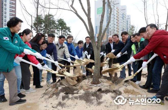 이재식 수원특례시의회 의장이 31일 대유평공원에서 열린 「제81회 식목일 기념 나무심기 행사」에 참석해 시민 및 관계자들과 함께 기념 식수를 하고 있다.