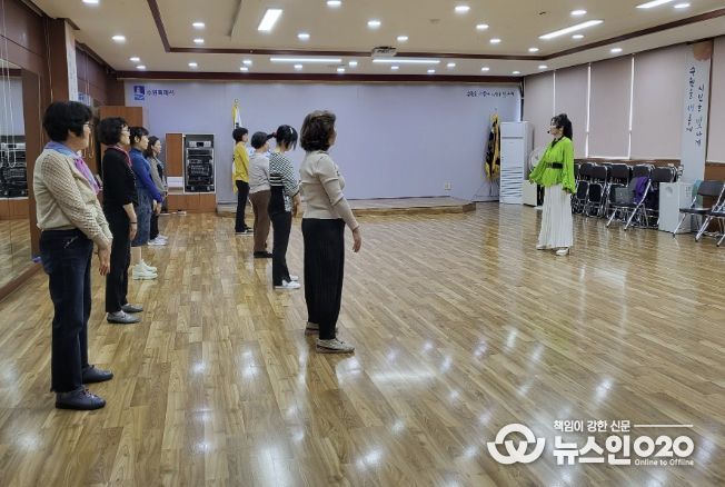 수원시 장안구 정자2동 주민자치회, 주민자치센터 신규 프로그램 ‘챠밍모델워킹’ 운영