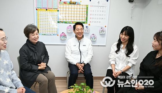 오세훈 서울시장이 4일(토) 구립석관동 꿈나무키우미돌봄센터를 찾아 종사자들과 대화하고 있다.