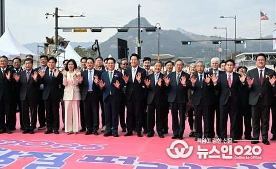 오세훈 서울시장이 4일(토), ‘2026년 부활절 퍼레이드’에서 참석자들과 기념 촬영하고 있다.