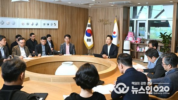 오세훈 서울시장이 5일(일) 오전 집무실에서 중동사태 장기화로 인한 서울시민 생활 불안 감소와 생계 안정화 대책 점검을 위한 「중동상황 관련 비상경제대책회의」를 주재하고 있다.