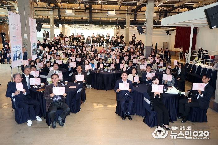 이재식 의장을 비롯한 참석자들이 ‘2026년 보건의 날 기념행사’에서 기념촬영을 하고 있다.