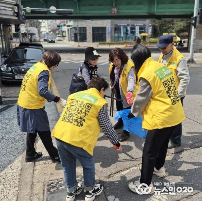 수원시 팔달구 우만2동, '봄바람 타고 싹~ 바뀐 우리동네!'... 새봄맞이 대청소 실시