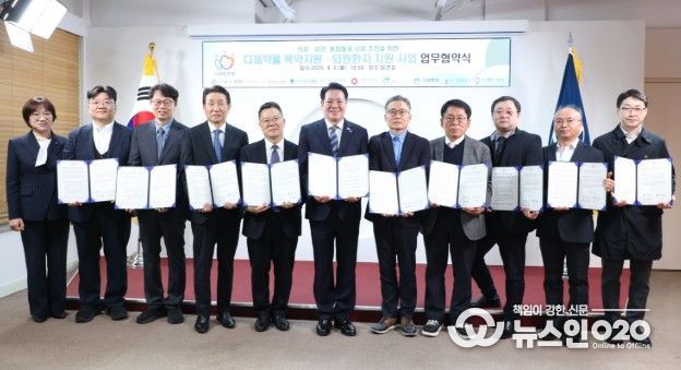 6일 오전 10시 시청 접견실에서 열린 다제 약물 복약 지원 퇴원 환자 지역 사회 연계 사업 업무 협약식에서 최대호 안양시장과 참석자들이 기념 사진을 찍고 있다