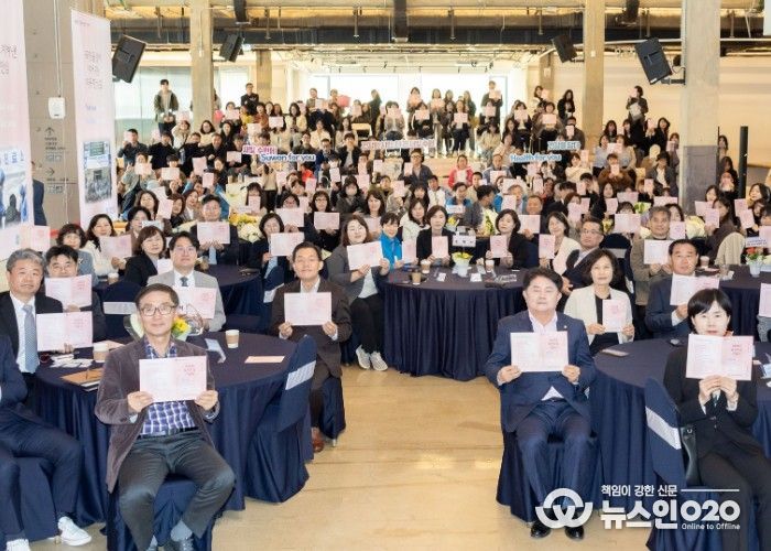 2026년 보건의 날 기념행사에서 이재준 수원특례시장(앞줄 왼쪽 테이블 오른쪽)과 참석자들이 함께하고 있다.