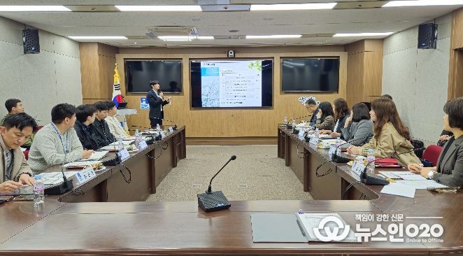 수원시가 ‘2026 교통안전 특별실태조사 과업설명회’를 개최하고 있다.