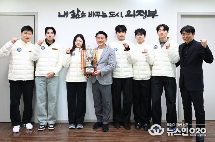 4월 7일 의정부시청 빙상팀이 시장실을 방문해 기념촬영을 하고 있다.