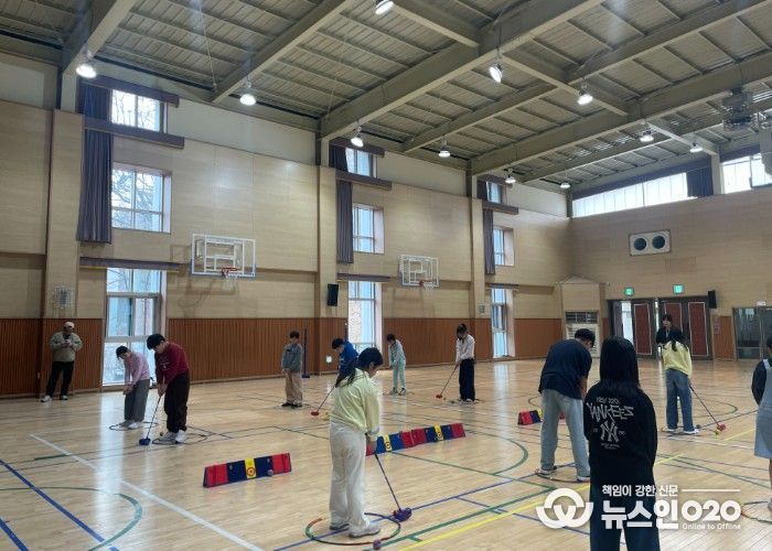 스내그골프 프로그램에 참여하는 학생들