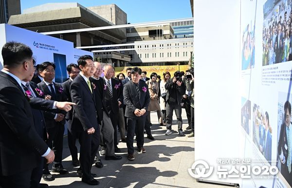 오세훈 서울시장이 7일(화) 열린 「제62회 한국보도사진전: 오늘의 보도사진, 내일의 역사가 되다」에서 전시를 관람하고 있다.