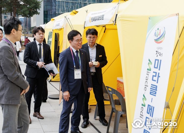 진교훈 강서구청장이 홍보부스를 방문해 격려 중인 모습