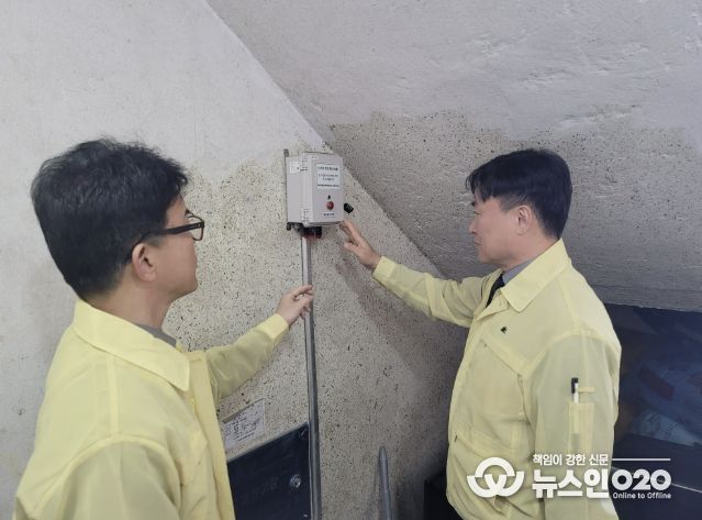 정연송 주택국장 및 건축과 공무원들이 반지하주택 내 침수경보장치 정상 작동 여부를 확인하고 있다