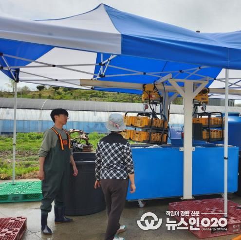 청양군농업기술센터에서 농민들이 온탕 소독을 실시하고 있다.
