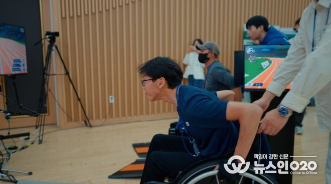 천안시장애인체육회와 단국대학교 관계자들이 ‘뉴 아이디어 공모사업’ 선정을 기념하며 디지털 e스포츠 장비를 시연하고 있다.