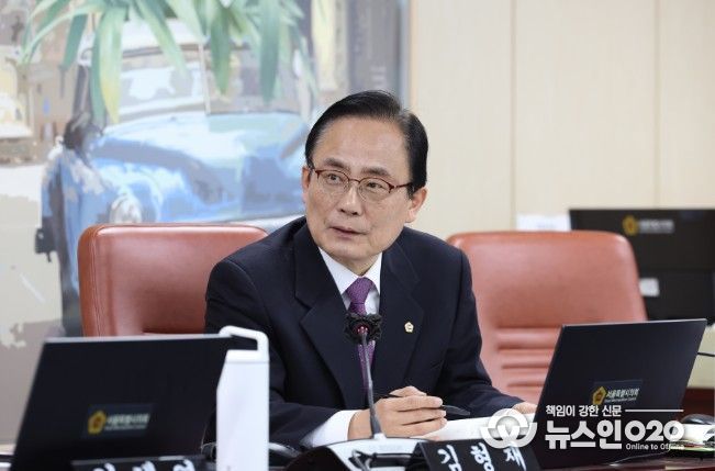 김형재 의원이 3월 5일 열린 제334회 서울시의회 임시회 문화체육관광위원회 업무보고에서 서울시 홍보기획관에게 질의를 하고 있다.