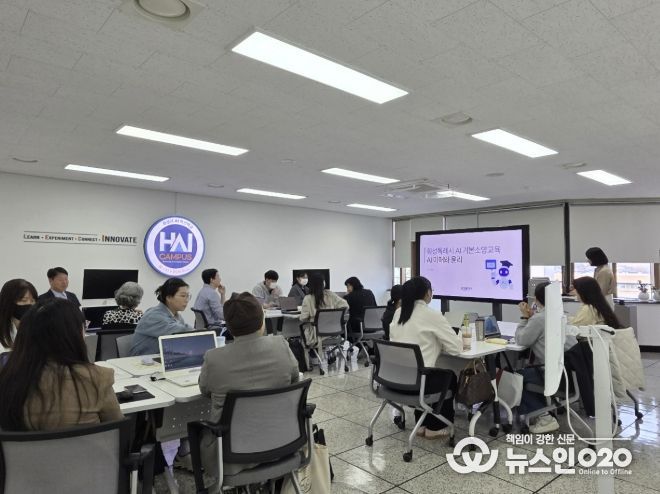 화성특례시 AI혁신센터 ‘AI랩’ 본원에서 시민들이 생성형 AI 실습 교육에 참여하고 있다