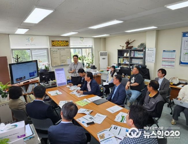 1. 천안시농업기술센터가 14일 풍세광덕지소에서 한국형 신속 간편 토양분석 시스템 현장 적용 시연회를 진행하고 있다.