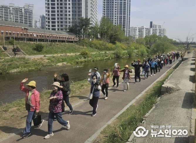 안양시 동안치매안심센터 '치매 극복 걷기 행사' 개최…치매 어르신·가족 등 225명 참여